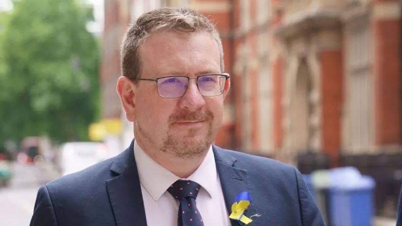 আপত্তিকর ম্যাসেজ পাঠানোয় যুক্তরাজ্যের স্বাস্থ্যমন্ত্রী বরখাস্ত